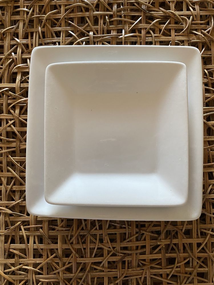 Conjunto de pratos , grandes e pequenos