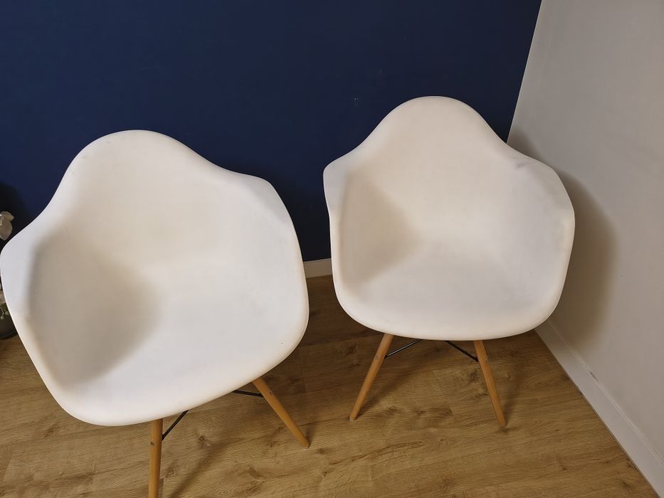 Białe krzesła loft