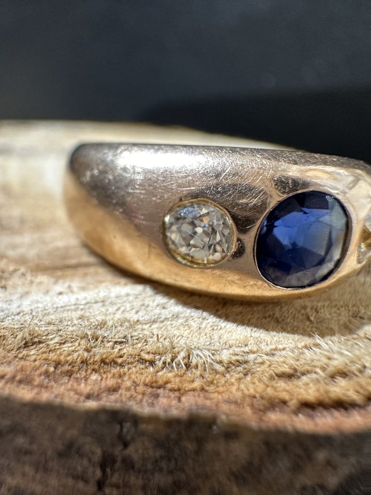 Золотое старинное кольцо с сапфиром и бриллиантами