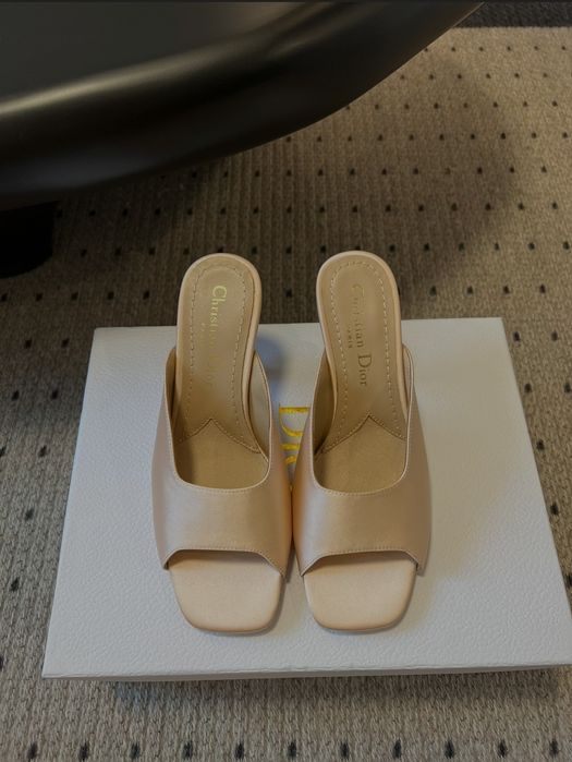 Dior Tribales – eleganckie wysokie klapki z perłowym obcasem