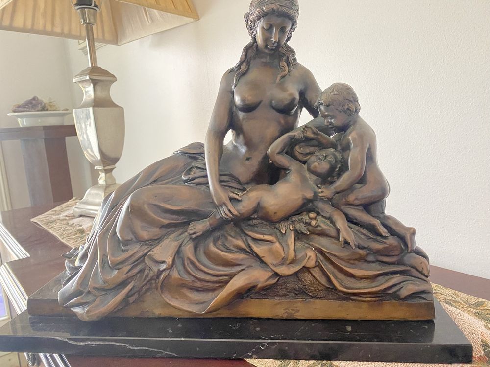 Estatua em bronze e base em marmore de Mãe e filhos, lindissima
