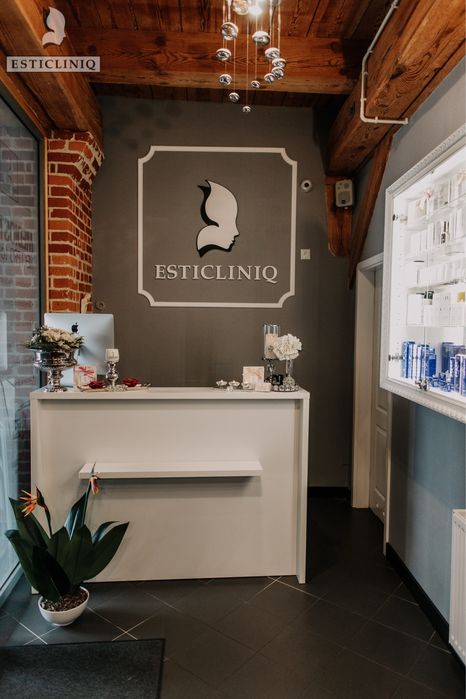 Recepcja lada z biurkiem szufladami i szafka uzwana