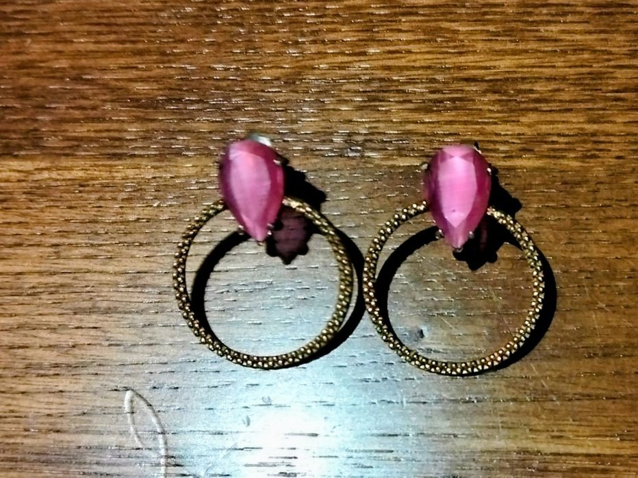 Vendo brincos prata dourada com pedra