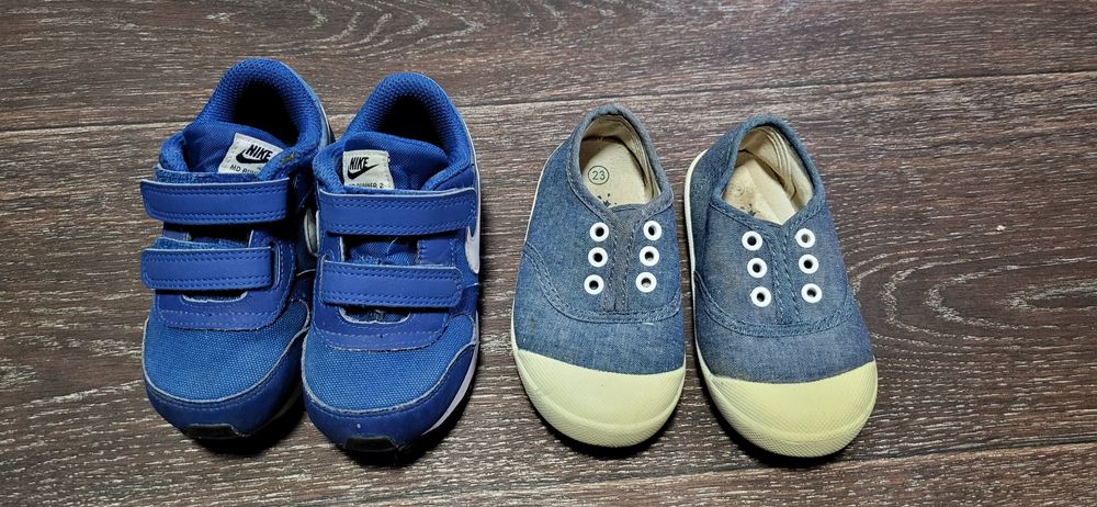 Продам сині кросівки Nike, кімнатні тапочки 20 та 21 розмір