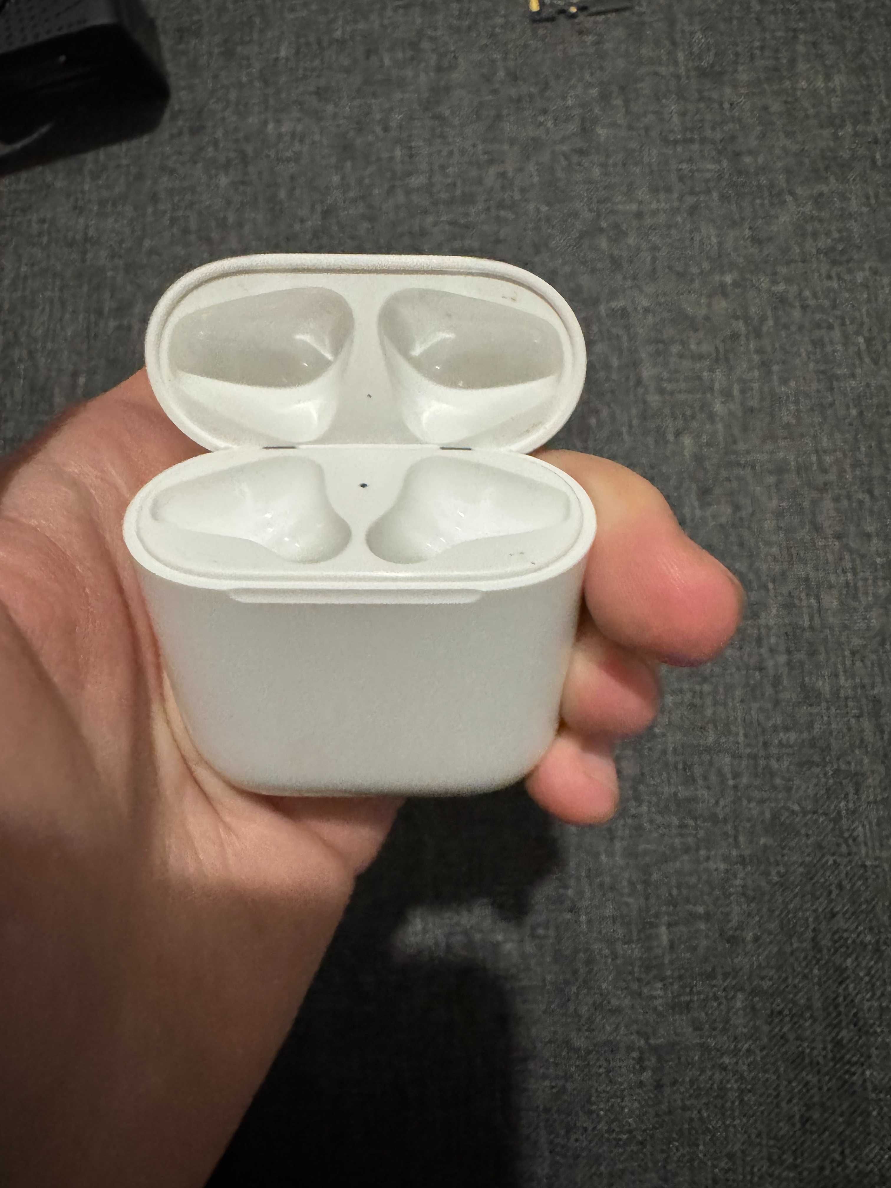 Продам AirPods 1 (первая версия) с дефектом