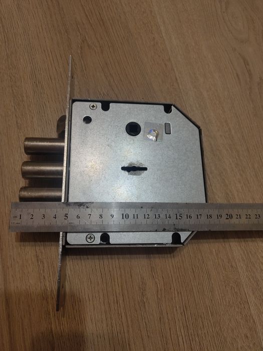 Замок на бронедвері сейф гараж з засувкою