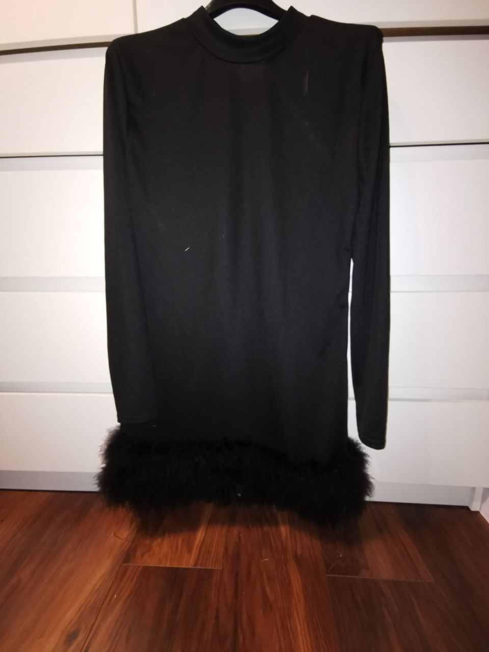 Czarna sukienka z futerkiem