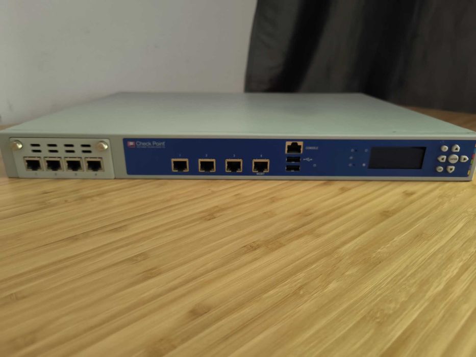 Komputer Firewall Serwer Checkpoint T-120 8x Ethernet SATA