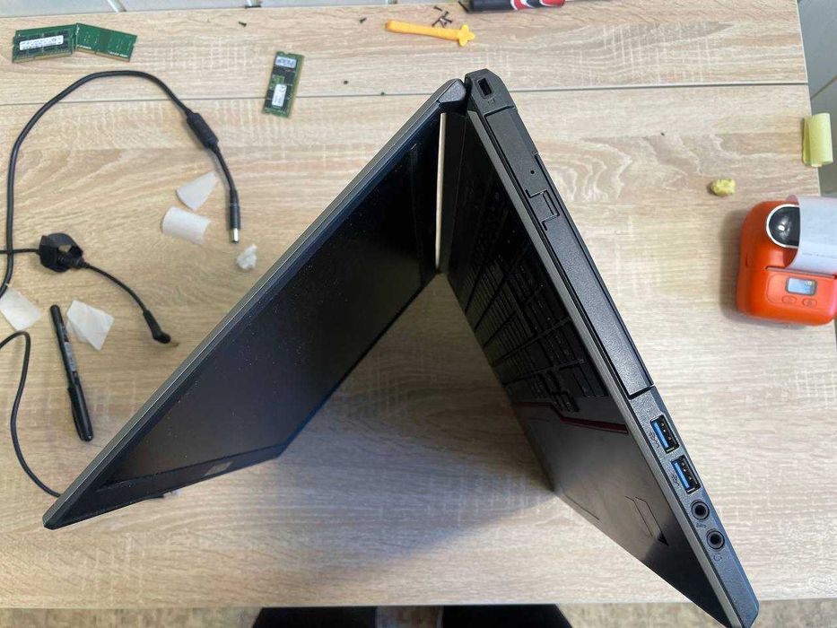 Нрутбук Fujitsu LifeBook E754 На запчастини або відновлення