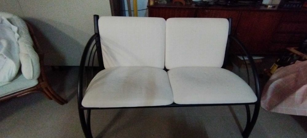 Conjunto 2 sofás base metálica