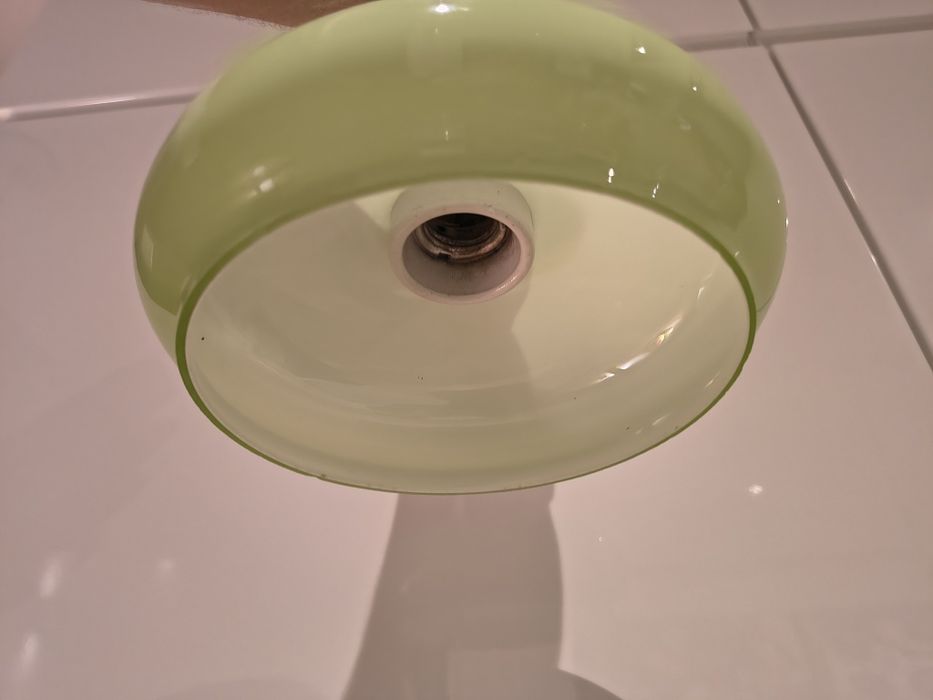 Zielona stara lampa typu beret