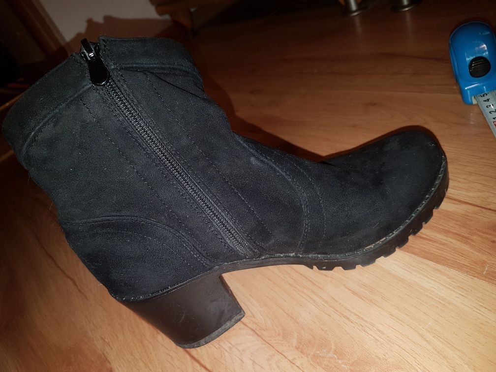 Czarne zamszowe botki 38