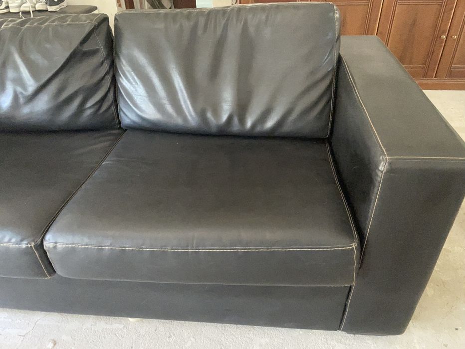 Sofá em pele preto