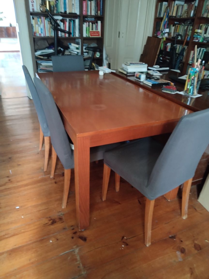 Mesa extensível e quatro cadeiras robustas.