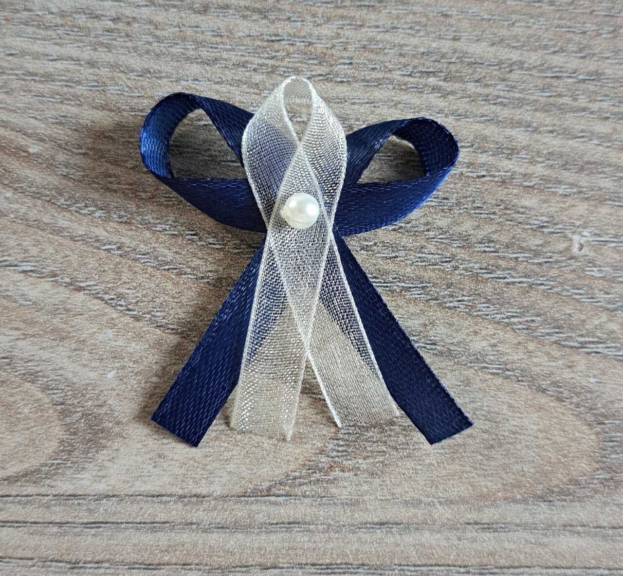 Kotyliony przypinki ślubne weselne dla gości ecru + granat