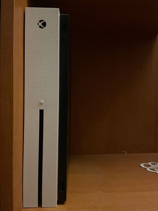 Xbox One S 1tb + 1 pad