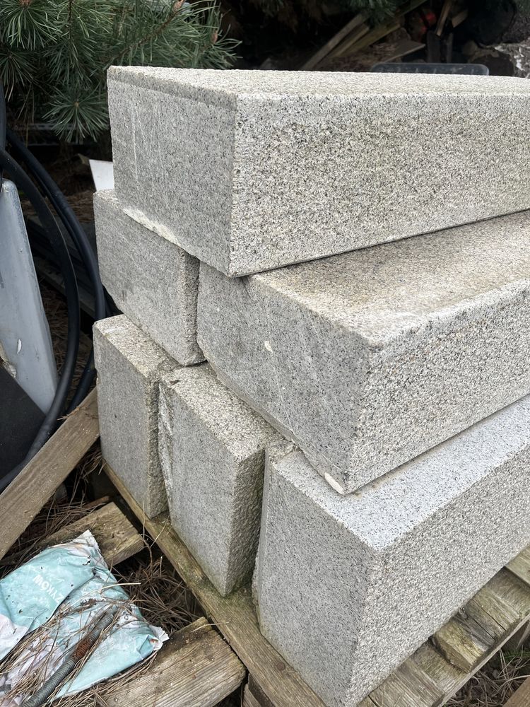 Stopnie blokowe z granitu (schody granitowe, krawężnik granitowy)