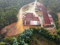Conjunto Industrial composto por Terreno, Armazéns e Escritórios