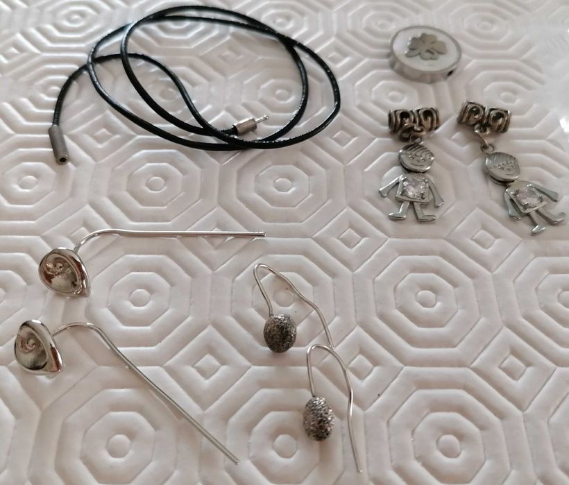 Brincos, pêndulos e medalhas, lote todo por 6€