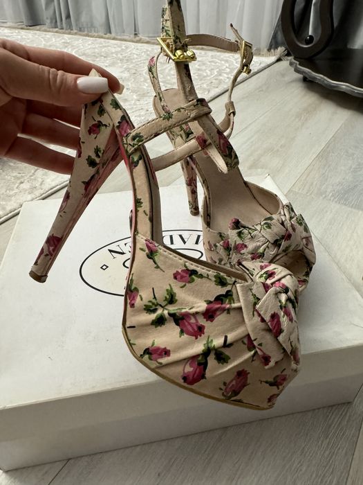 Кожаные босоножки на танкетке