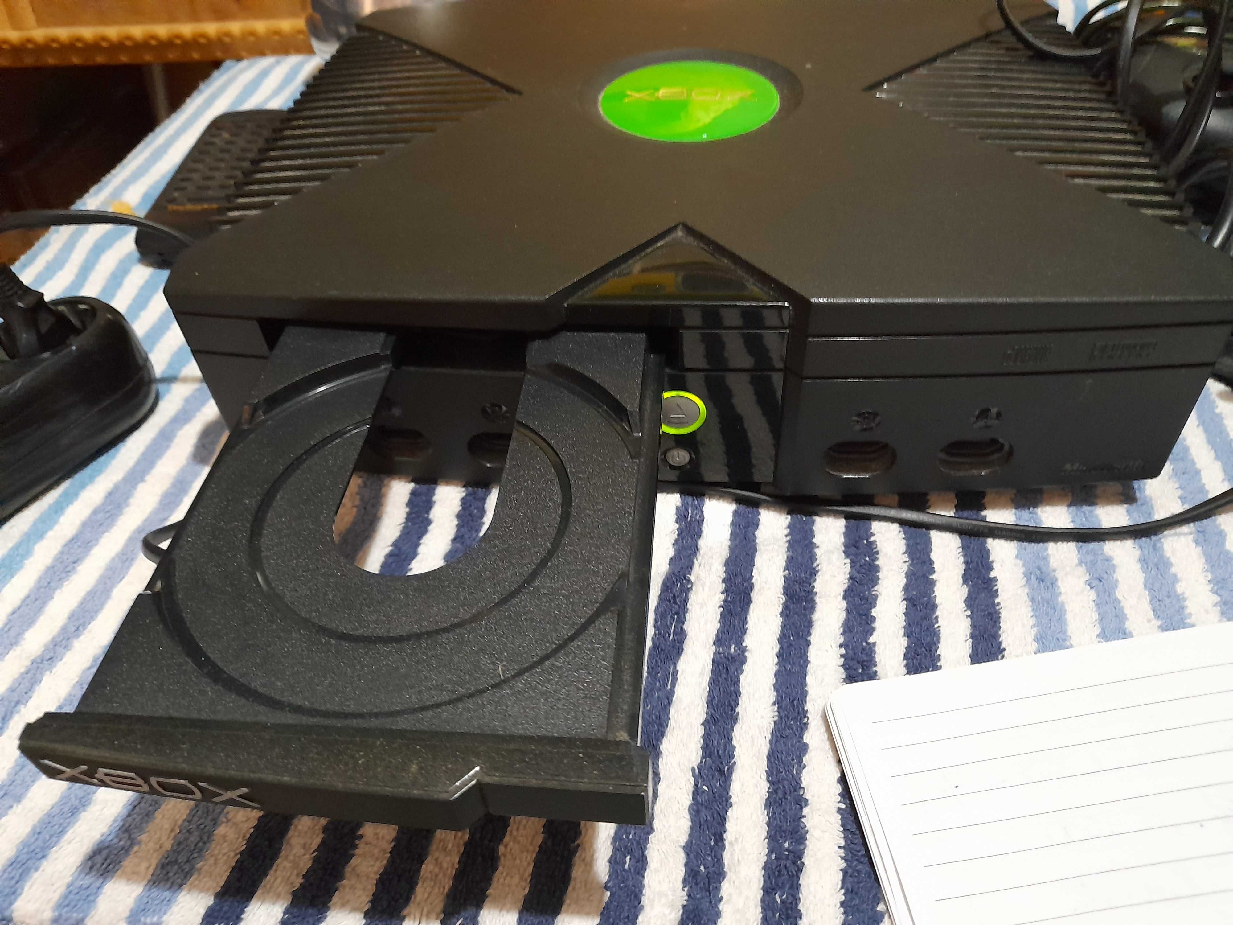 Consola de jogos X-BOX antiga desbloqueada usada com cabos e comando.