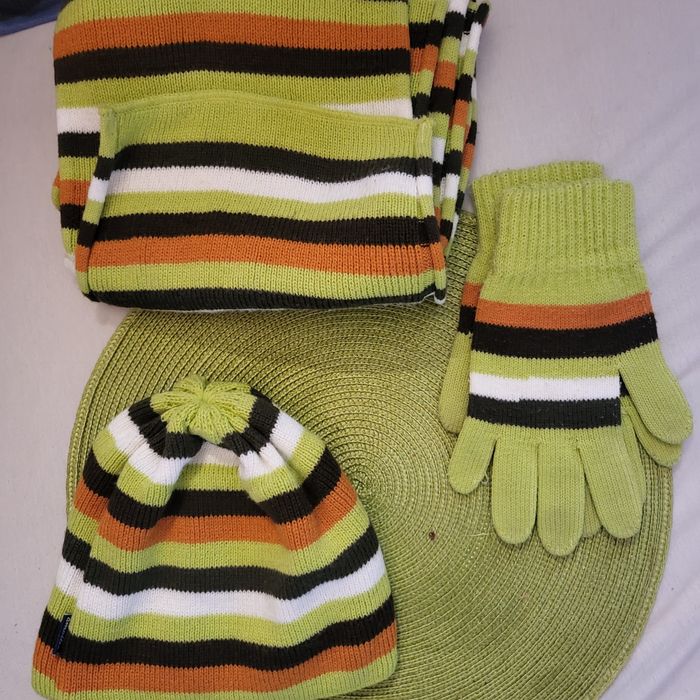 Zestaw zimowy, komet czapka, szalik, rękawiczki.