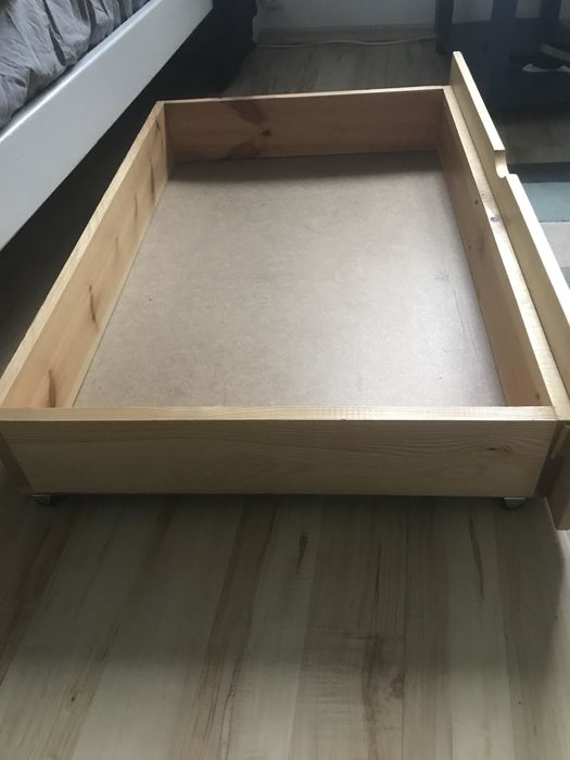 Łóżko sosowe lakierowane z oparciami, materacem Ikea i szufladą.