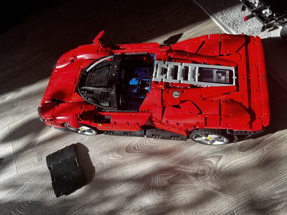 Lego technic Ferrari Daytona SP3 зібраний/розібраний
