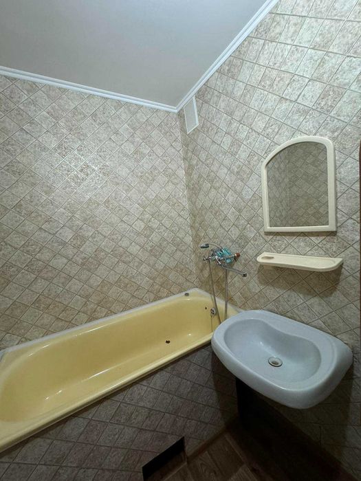 1к, озерна , середній , поверх, поруч озера , мінімальне оформлення