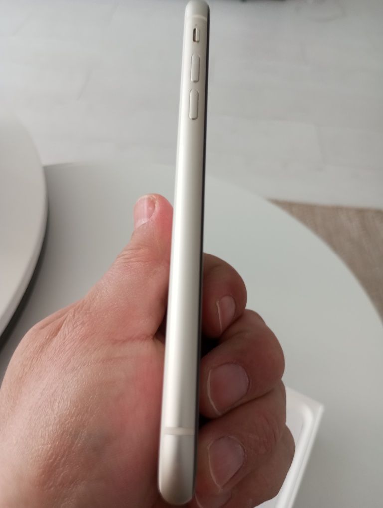 iPhone 11 64gb biały 100 % sprawny