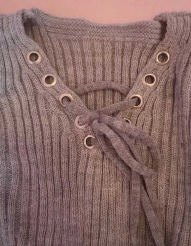 Sweterek z ozdobnym sznurowaniem