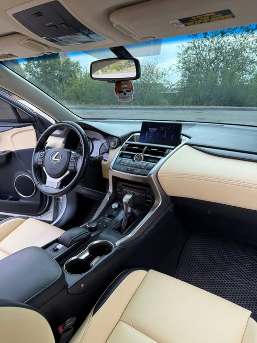 Lexus NX 2016 года 2.0 бензин