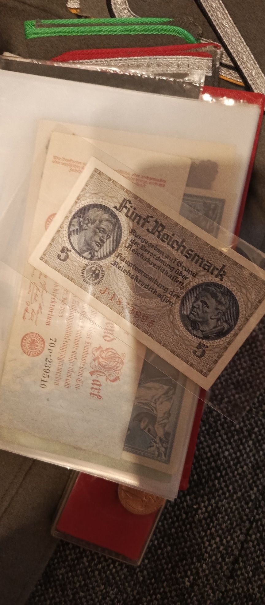 Mundur czapka pagony ordery banknoty