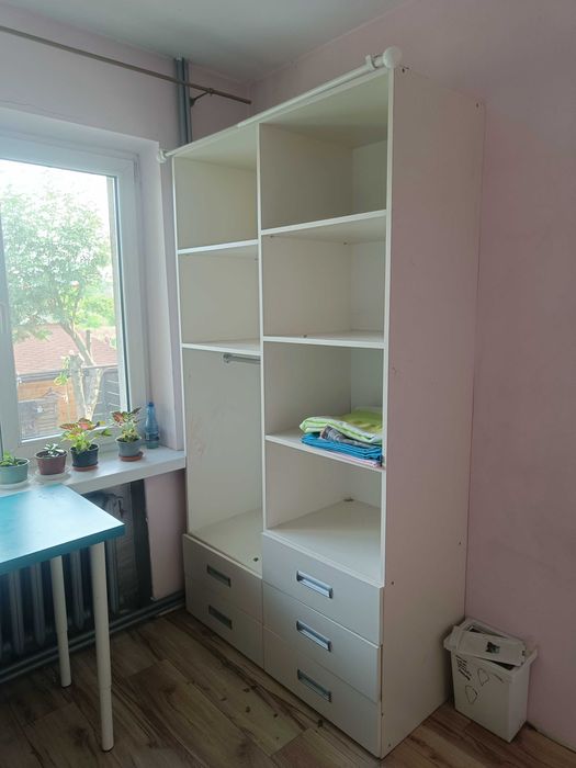 Szafa do pokoju dziecięcego z szufladami