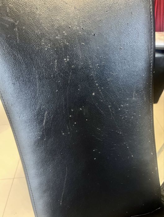 Fotel krzesło w kształcie buta na obcasie szpilka