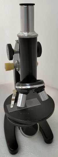 Microscópio Antigo de Laboratório Profissional