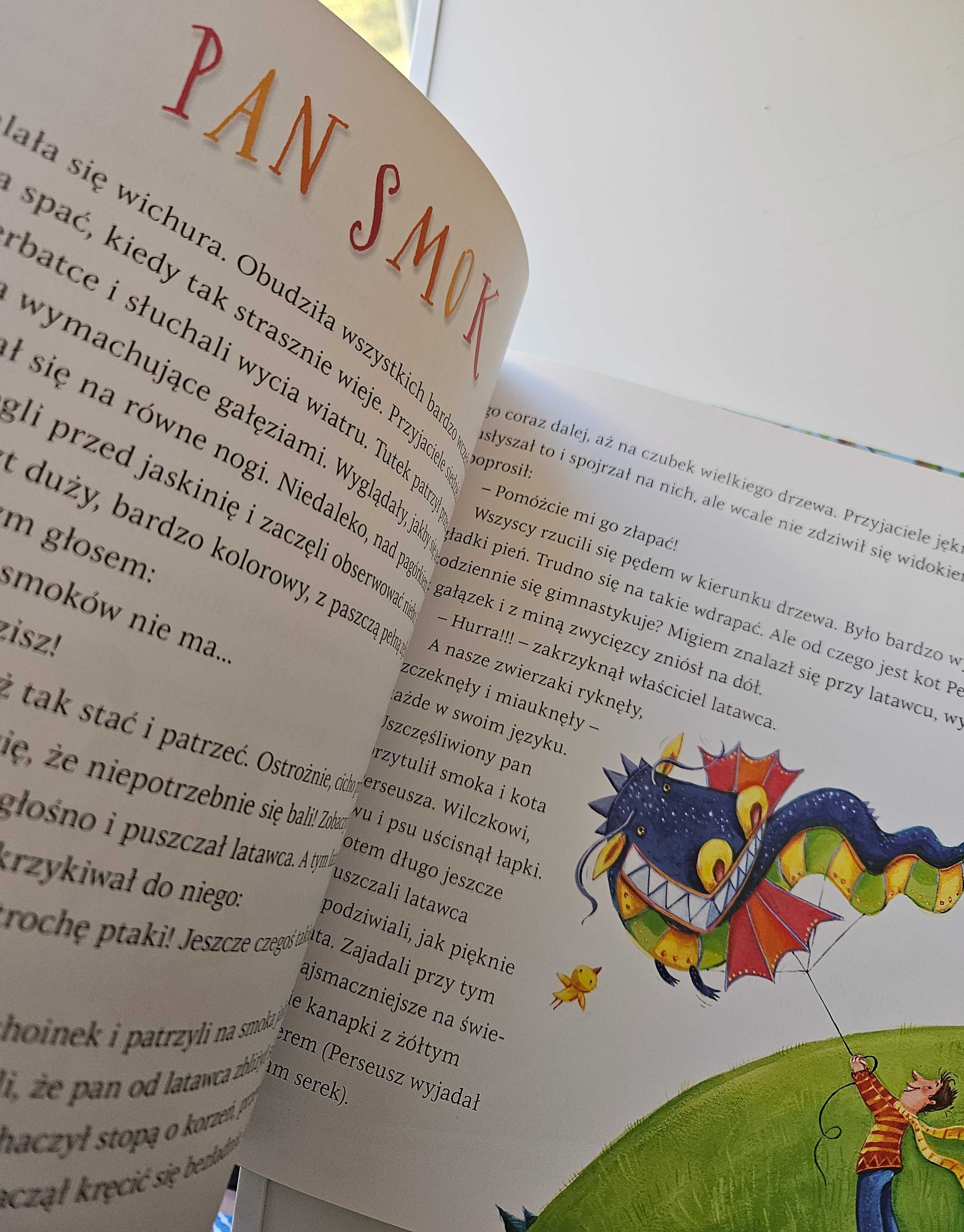 Pies i kot w leśnym zakątku