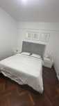 cama de madeira, feita por encomenda, cabeceira veludo cinza claro
