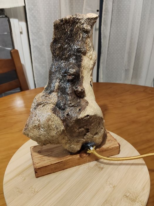 Candeeiro rústico em madeira