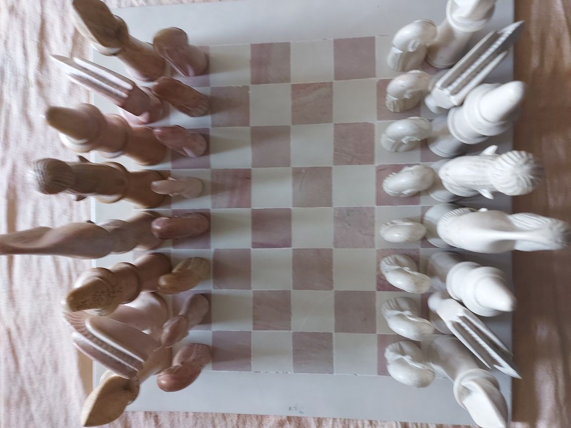 Duże kamienne szachy
