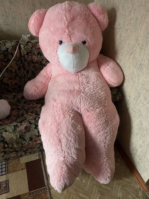 великий плюшевий ведмідь