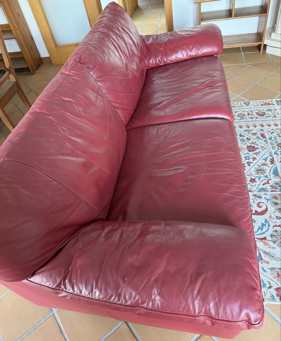 Sofa cama de pele + 2 sofas brancos + 2 cadeiras
