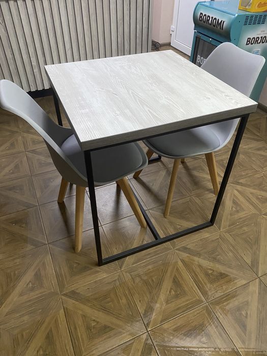 Стіл розміром 700 на 700 (70см на 70см)