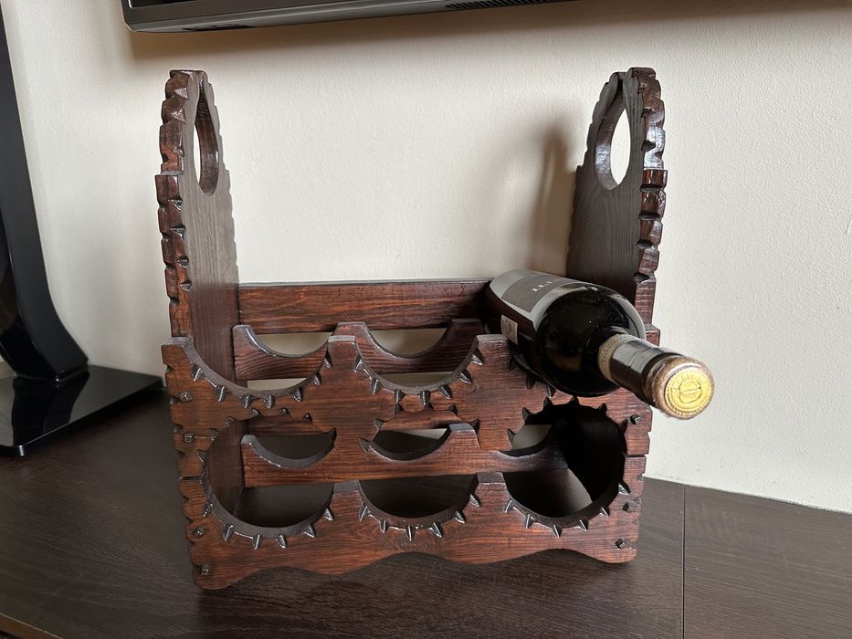 Śliczny ozdobny drewniany stojak na 6 butelek win