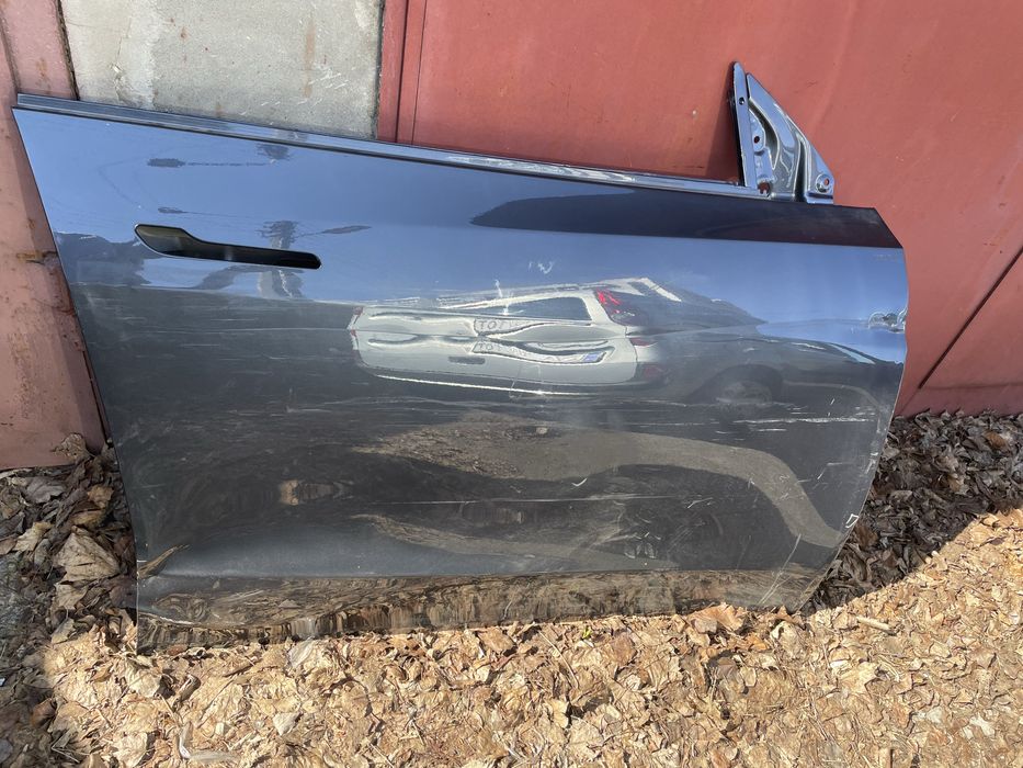 Tesla model Y права передня дверка