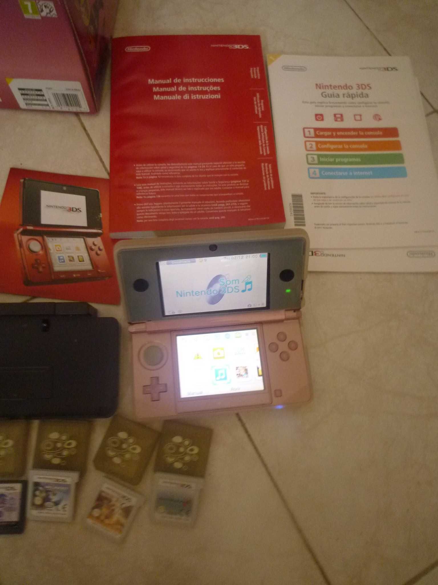 Nintendo 3DS com caixa, livro de instruções, capa, carregador  4 jogos