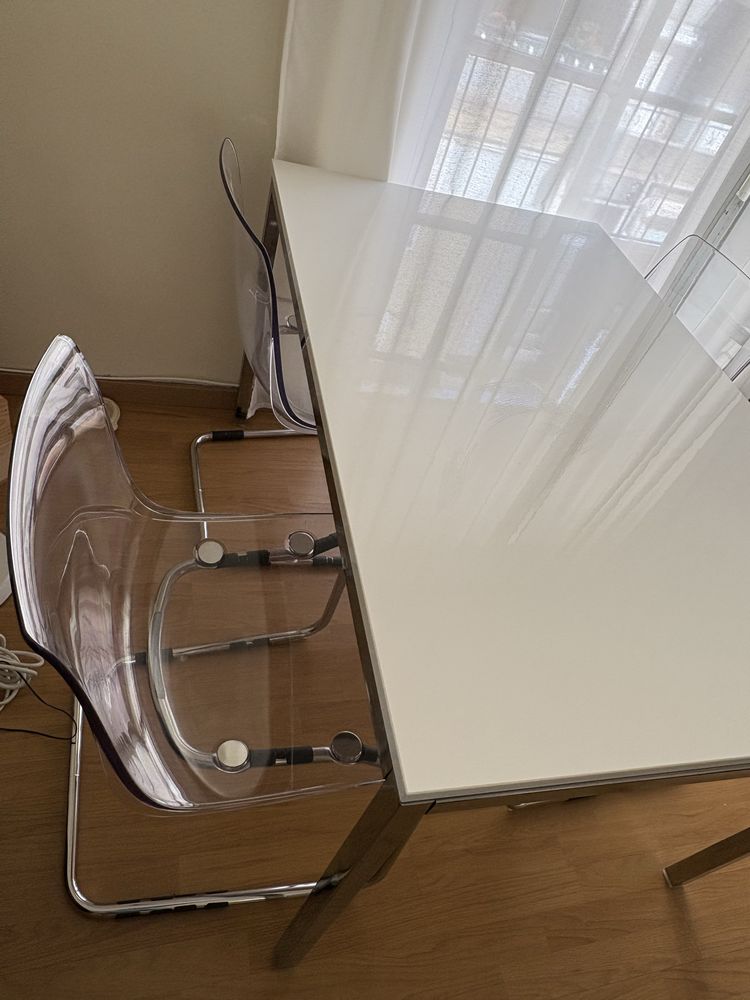 Conjunto Mesa + 4 Cadeiras – Excelente Estado