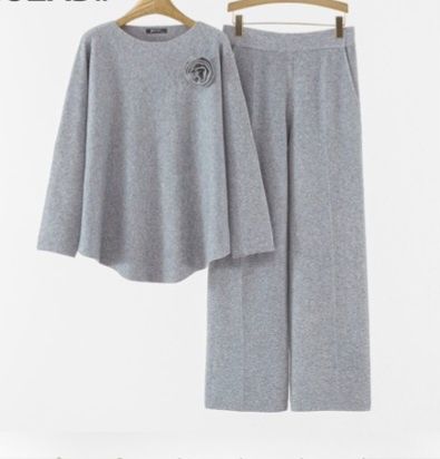 Жіночий трикотажний костюм.