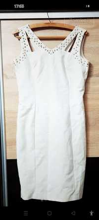 Piękna biała sukienka z ładnym wykończeniem u góry.