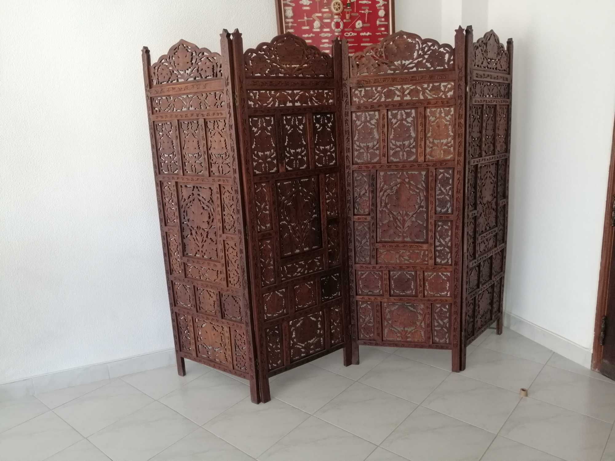 Vendo biombo trabalhado à mão, em madeira escura